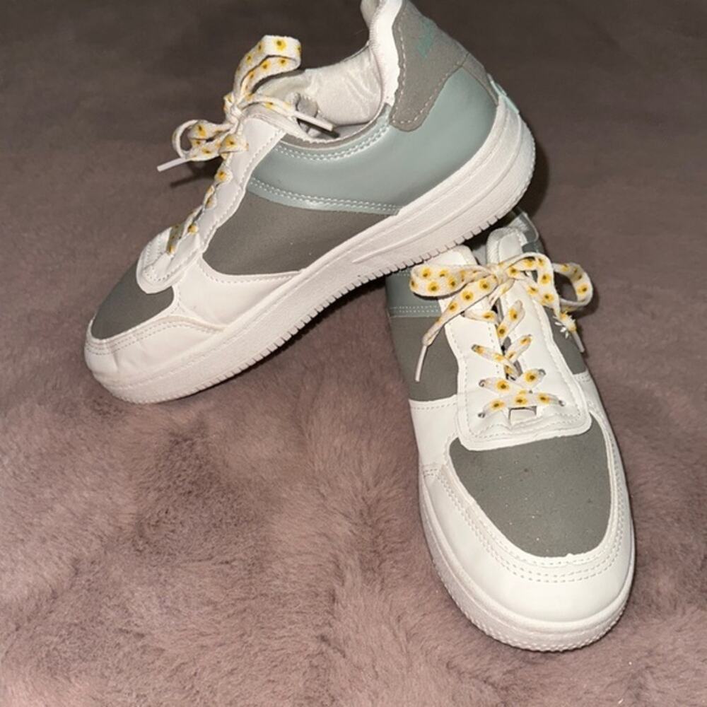 Daisy Chain Air Fashion Shoes Size 6